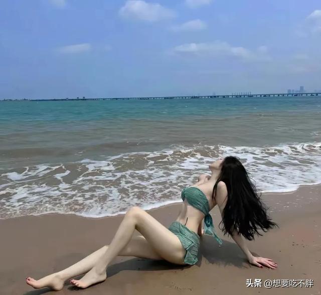 夏日炎炎，激情狂欢，美女与海的绝美合影写真赏析！