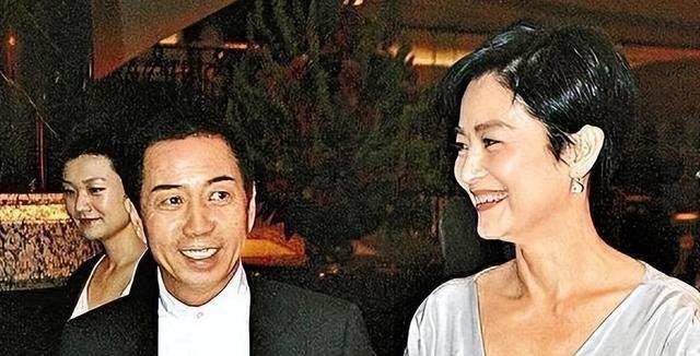 被丑男糟蹋”的6位女明星，每个如花似玉，却鲜花插在牛粪上