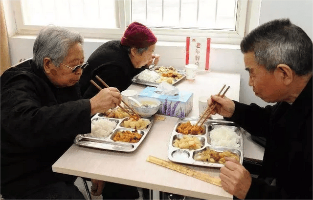 少女竟被大叔带到酒店，美女主动脱去衣服，献身五十岁的老男人!