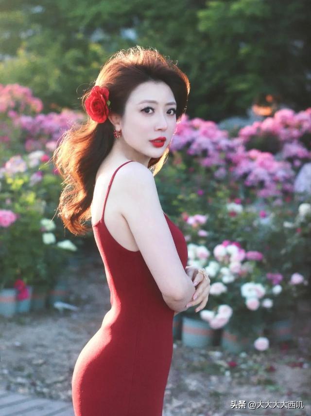 烈焰玫瑰：绝色美女花丛中摄影写真（11）