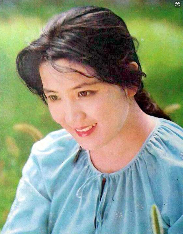 李秀明和吴海燕 两大美女70年代双星争辉 但把她们放一起看 差距真大