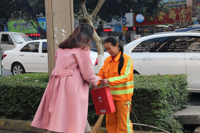 暖心！95后乐山美女化身最美“圣诞老人”给环卫工人送礼物