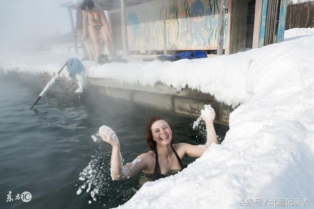 -35℃冰浴越冷越欢实，被冻得嗷嗷叫争先恐后往水里跳