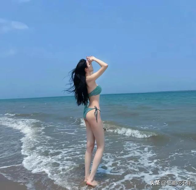 夏日炎炎，激情狂欢，美女与海的绝美合影写真赏析！