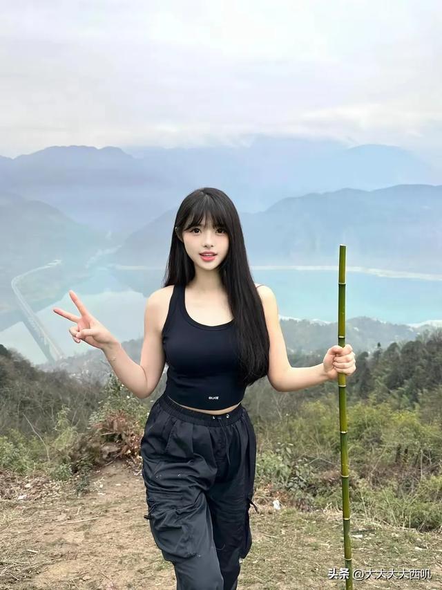 23岁黑色上衣黑色裤子美女，清晨爬山拍摄写真照！