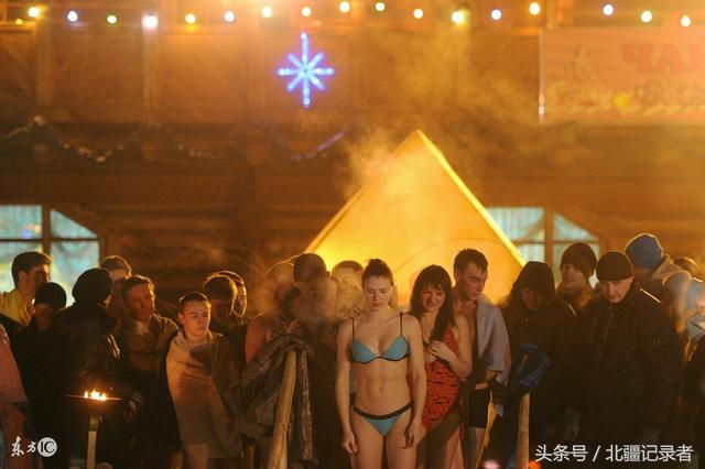 -35℃冰浴越冷越欢实，被冻得嗷嗷叫争先恐后往水里跳