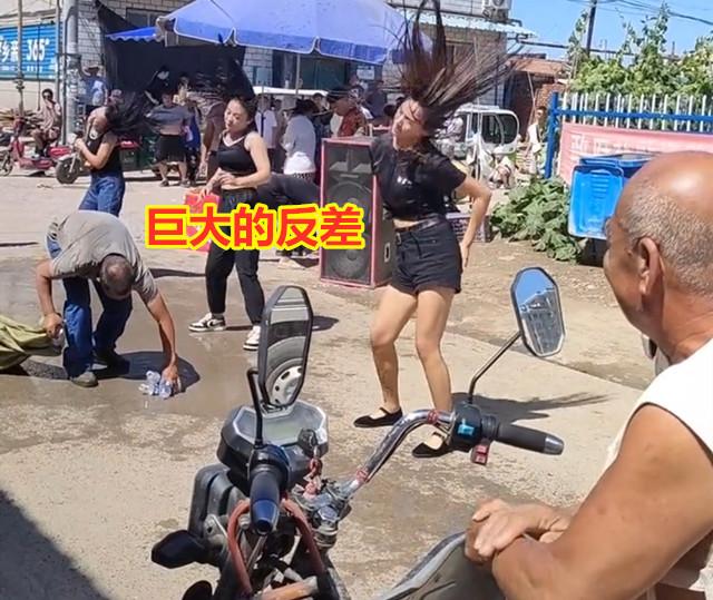 3名女子淋湿头发跳甩头舞，拾荒大爷冲来捡瓶子，对她们毫无兴趣