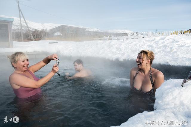 -35℃冰浴越冷越欢实，被冻得嗷嗷叫争先恐后往水里跳