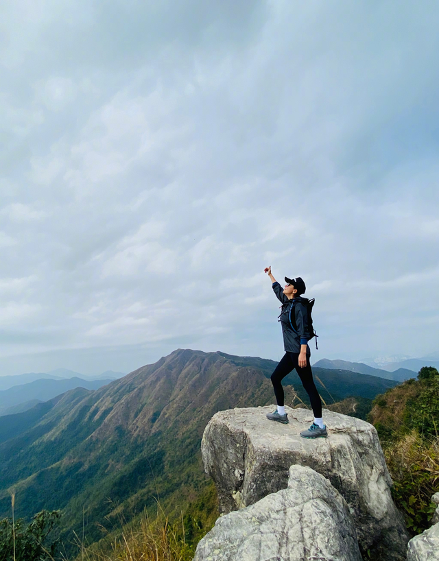 刘嘉玲晒登山照片，紧身衣显好身材，素颜出镜状态完美