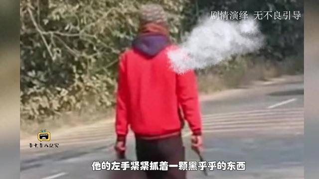 残忍！实拍：印度男子持斧子斩首妻子 拎头颅到警察局自首！