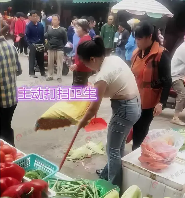 广州女子扫菜市场穿紧身衣，水桶腰引围观，大爷：微胖的天花板