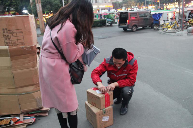 暖心！95后乐山美女化身最美“圣诞老人”给环卫工人送礼物