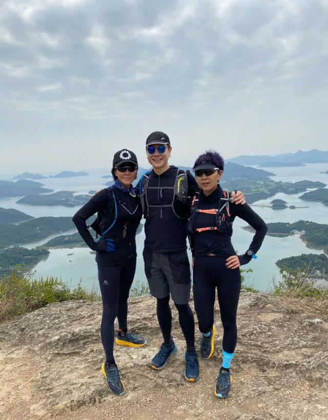 刘嘉玲晒登山照片，紧身衣显好身材，素颜出镜状态完美