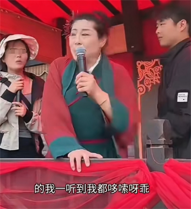 这次，在开封牵手成功后秒变脸的美女主播，“底裤”都快被扒光了