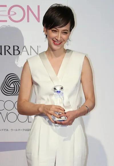 日本最美女主播，高嫁前首相儿子，可小3岁花心丈夫频频出轨