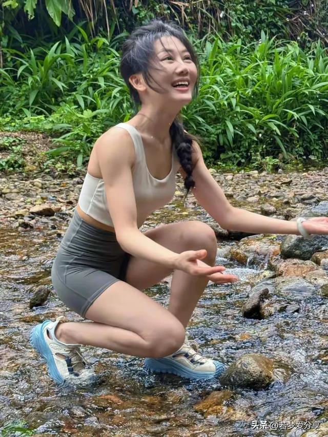 25岁白色背心灰色紧身短裤白色运动鞋美女山里小溪里拍摄写真照！