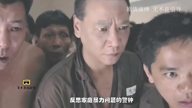 残忍！实拍：印度男子持斧子斩首妻子 拎头颅到警察局自首！