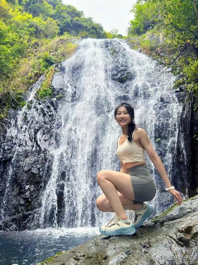 25岁白色背心灰色紧身短裤白色运动鞋美女山里小溪里拍摄写真照！