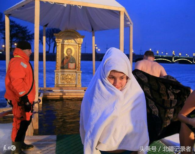 -35℃冰浴越冷越欢实，被冻得嗷嗷叫争先恐后往水里跳