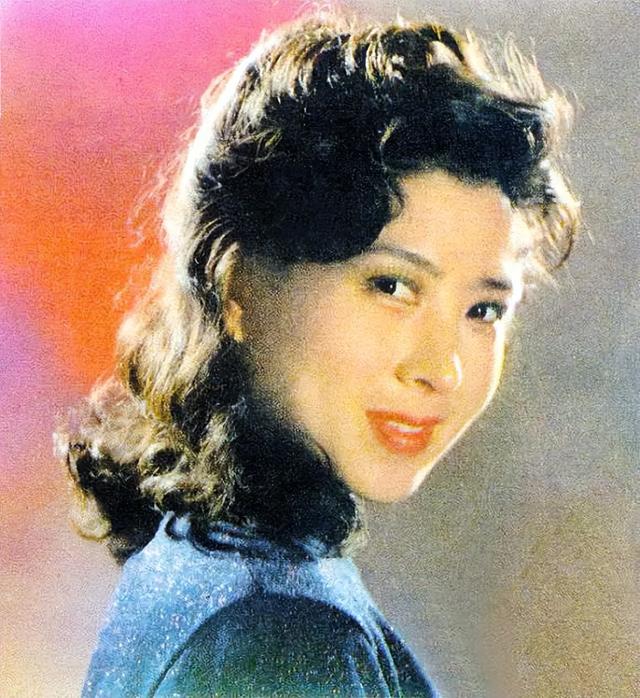 李秀明和吴海燕 两大美女70年代双星争辉 但把她们放一起看 差距真大