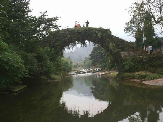 中国最怪的城市：一年有300多天都在下雨，盛产美女个个肤白貌美