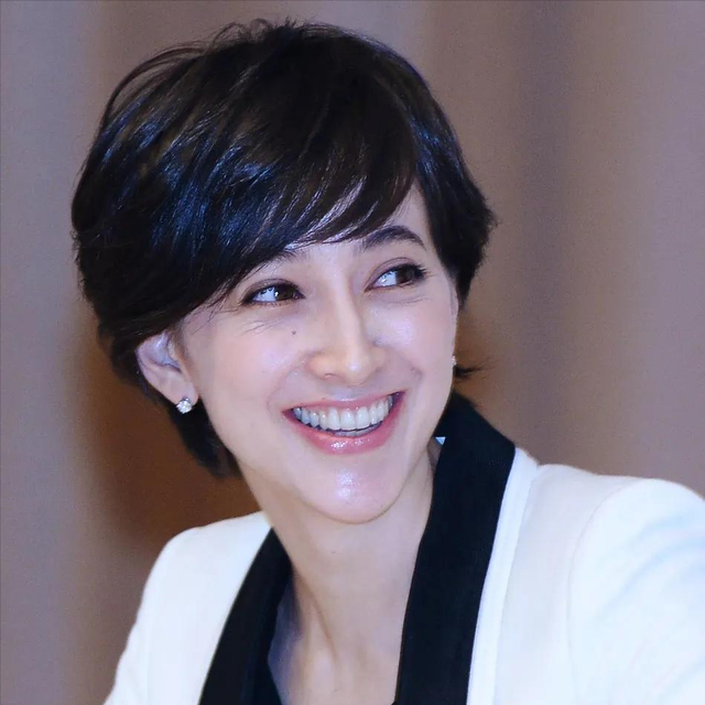 日本最美女主播，高嫁前首相儿子，可小3岁花心丈夫频频出轨