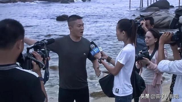 龙队接到通知海底有人被困 蒋小鱼成功把美女从海底救上岸