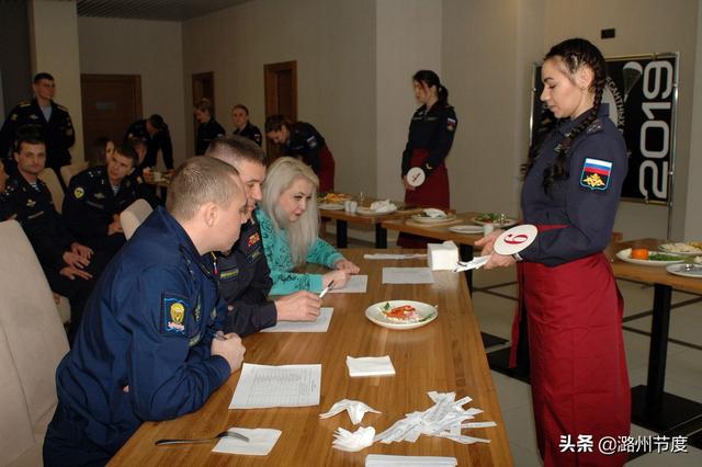 颜值与美食都能提高战斗力！俄罗斯挑美女参加“野战厨房”比赛