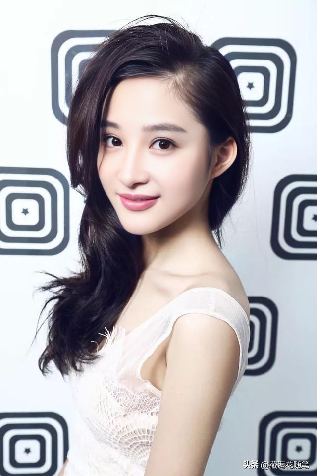 气质美女性感牛仔短裙，迷人写真大揭秘