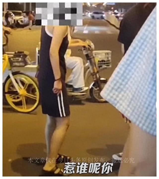 姑奶奶你都敢摸？天津男子对美女耍流氓，反被踢命根子扇耳光