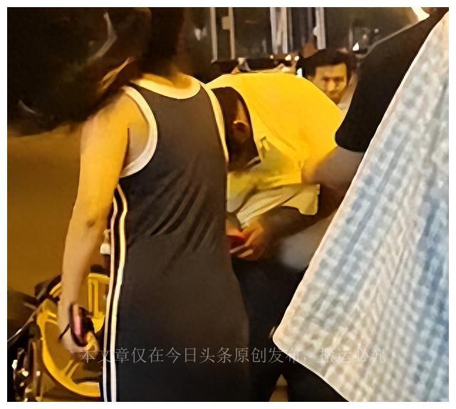 姑奶奶你都敢摸？天津男子对美女耍流氓，反被踢命根子扇耳光