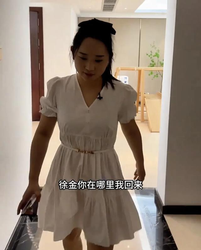 小君把小凤改造成美女，小凤迫不及待想让金哥赞美，金哥冷漠回应