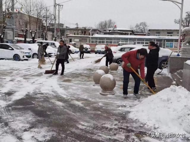 立即行动！房山姐妹齐上阵 扫雪除冰暖人心