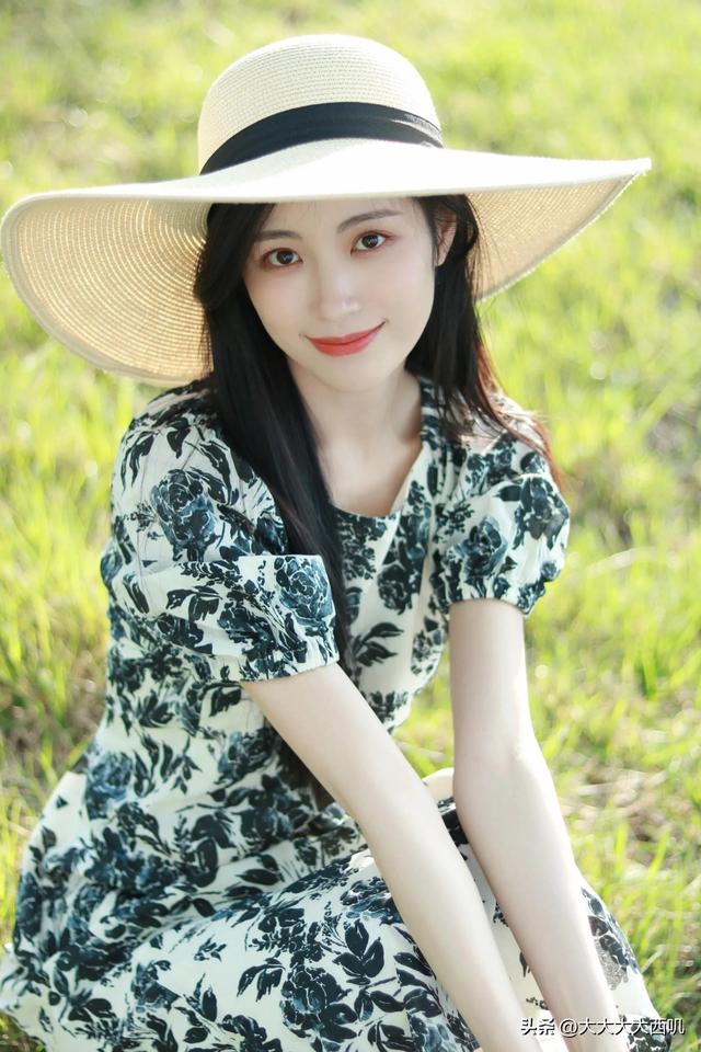 优雅与美丽：绝色美女草地上摄影写真（17）