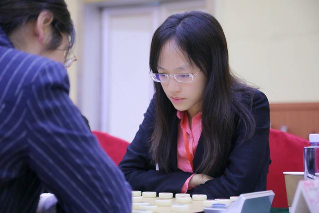 女甲比赛美女棋手抢镜！成为一道靓丽的风景线