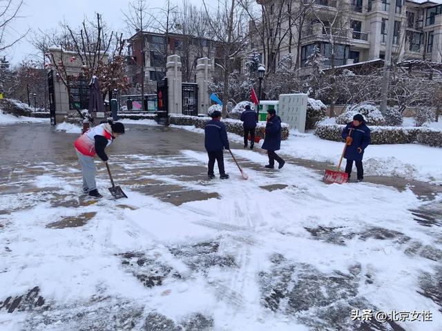 立即行动！房山姐妹齐上阵 扫雪除冰暖人心