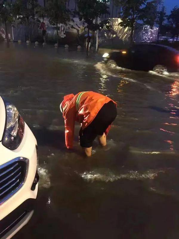 沈阳百年一遇破纪录急雨！通勤大巴被困1米7深水中，车上有孕妇