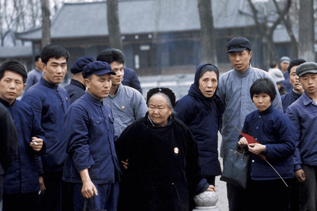 女同事约我自驾游，却不肯出钱，说可以给我当几天临时女友