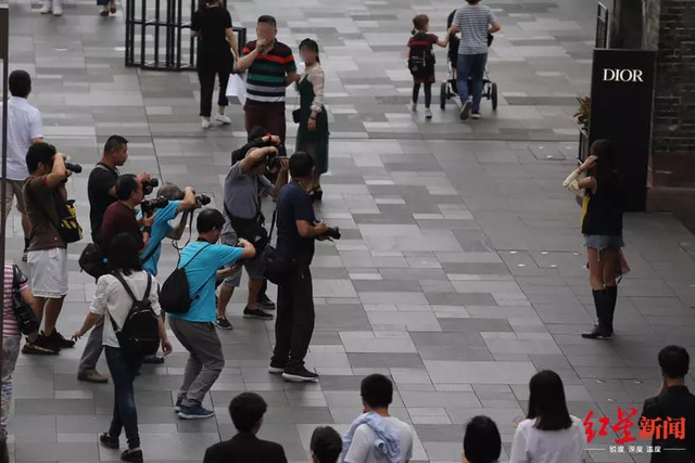 网红景点变“偷拍胜地”，街拍裙底走光照卖钱，无数女孩受害