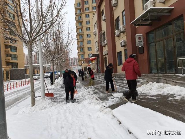 立即行动！房山姐妹齐上阵 扫雪除冰暖人心