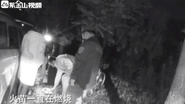 男女路边停车做羞羞事 交警敲窗听到这句话