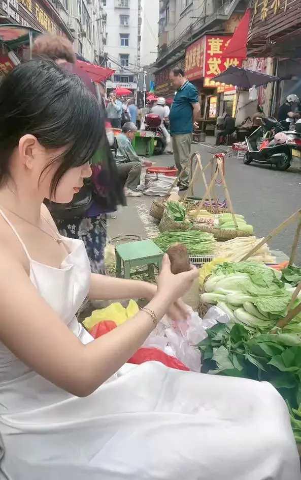 万物皆可直播！福建一女生边摆地摊边直播，聊天比卖菜挣得多