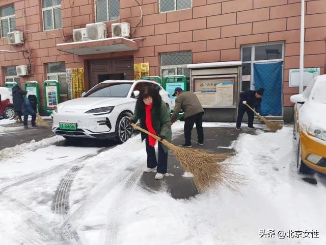 立即行动！房山姐妹齐上阵 扫雪除冰暖人心