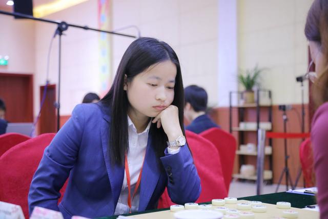 女甲比赛美女棋手抢镜！成为一道靓丽的风景线