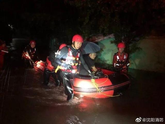 沈阳百年一遇破纪录急雨！通勤大巴被困1米7深水中，车上有孕妇