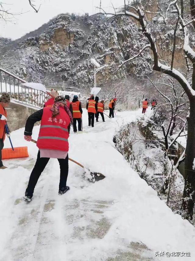 立即行动！房山姐妹齐上阵 扫雪除冰暖人心