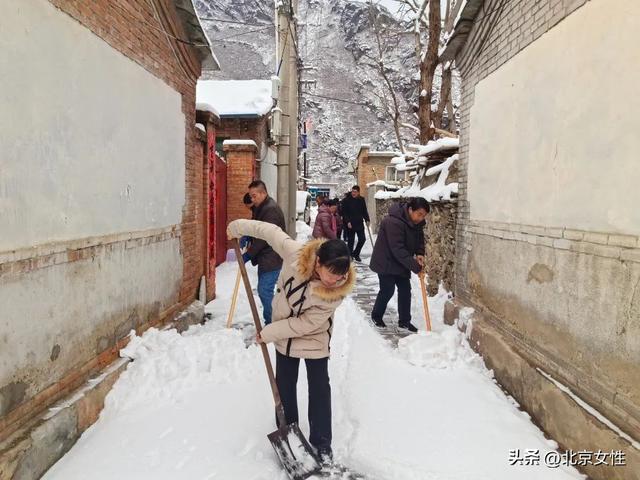 立即行动！房山姐妹齐上阵 扫雪除冰暖人心