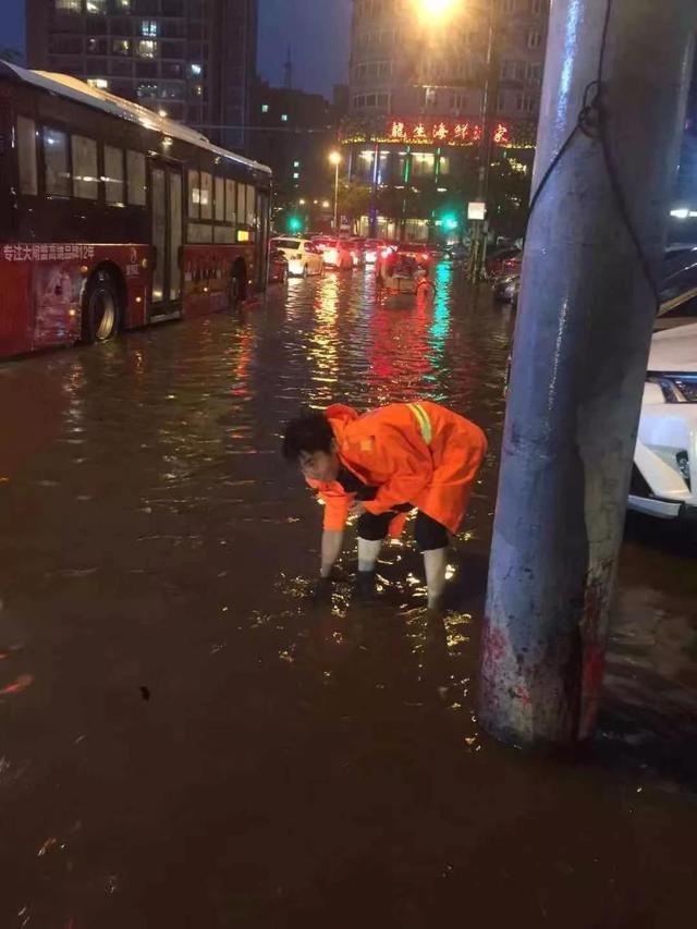 沈阳百年一遇破纪录急雨！通勤大巴被困1米7深水中，车上有孕妇