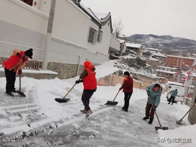 立即行动！房山姐妹齐上阵 扫雪除冰暖人心