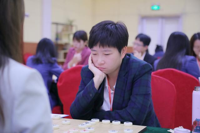 女甲比赛美女棋手抢镜！成为一道靓丽的风景线